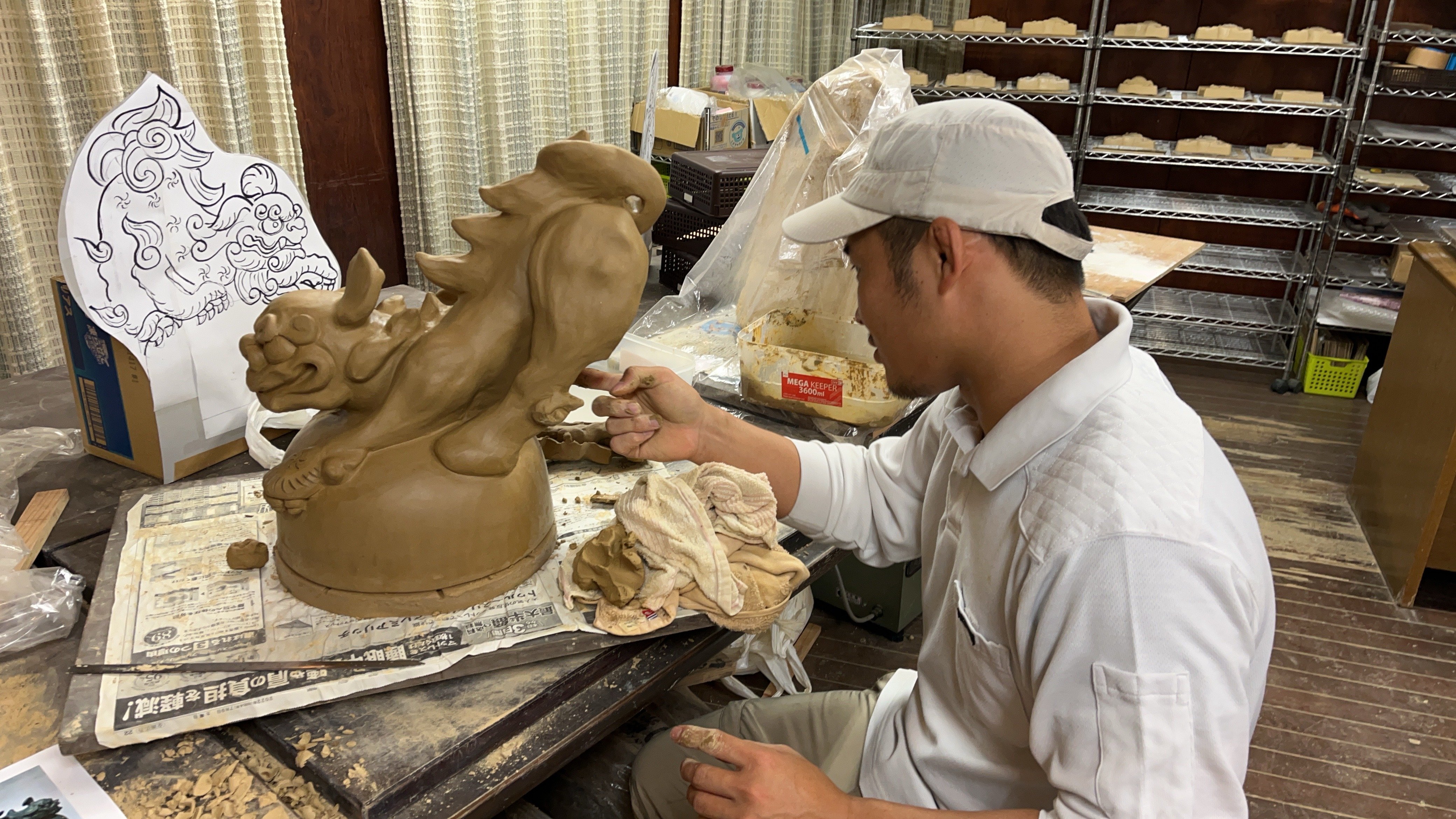 獅子巴蓋瓦を作製しています。 - かわら版 - ミニチュア瓦グッズ専門店